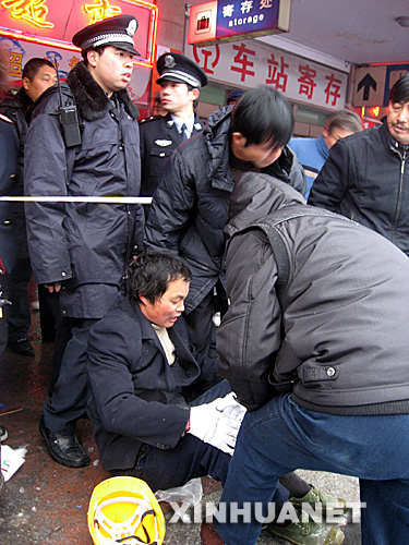 1��28���������ˆT�ڲ鿴�܂��ߵĂ����� �����B�ձ�ѩ�o�Lɳ��܇վ��������˲��ى��������˱��ⲻ��ȫ�������Lɳ��܇վ1��28�ղ���������ڲ���^������һ̎�����ͻȻ������һ��������������S֮���£�������܉������F(xi��n)���ˆT�������������t(y��)Ժ���Ρ�