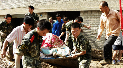 �侯��ͨ���(du��)����Ӣ���V Ҋ�C�ӵܱ���Ѫ���\.jpg