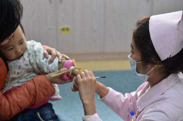 �ڸ���ʡ�D�ױ���Ժ���Ʋ��^(q��)���o(h��)ʿ��һ����ͯ�M(j��n)��ע��ǰ����