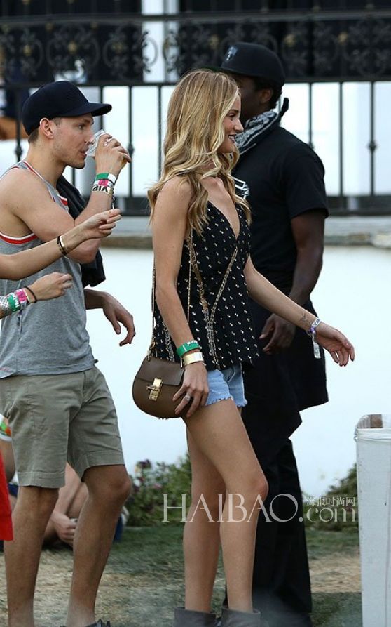 ���ǰ������_�����h���D-������ (Rosie Huntington-Whiteley) ��Chloe Drew Bag�F(xi��n)��2014������� (Coachella) ������(ji��)