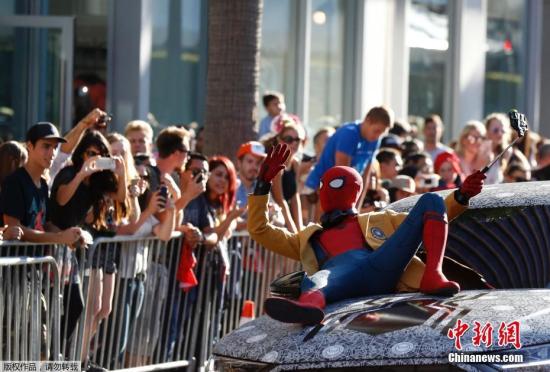 ����������(gu��)���R�]���Ӱ��֩��b��Ӣ�ۚw����( Spider-Man: Homecoming)��ӳ���t̺�Ͽ��^�ǹ�����������F�b��С�_���ء������c��÷�̡�����ɯ����÷�ٴ�ͬ������������˹̹����(Stan Lee)׃��֩���ˡ����ŵǈ�(ch��ng)�����ͣ�ٝ�_(d��)�����Ơ���(Zendaya)��ɫ��β�L(zh��ng)ȹ�ɚ⃺ʮ������(ch��ng)��ʮ�֟��[��