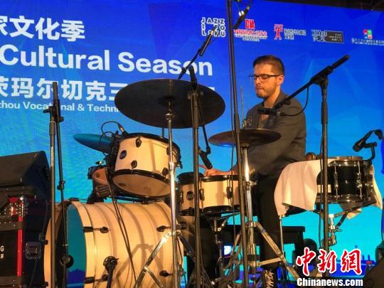 ���m֪����ʿ���F(tu��n)�ں��ݳ����Ї��Ж|�W�����Ļ�����