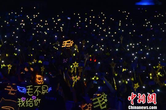 һ����һ���ĸ߳����l(f��)ȫ���]���֙C�W����͟ɹ�������R�Ă� �z