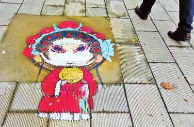 為防止窨井蓋咬人 300多名大學(xué)生在井蓋上畫畫