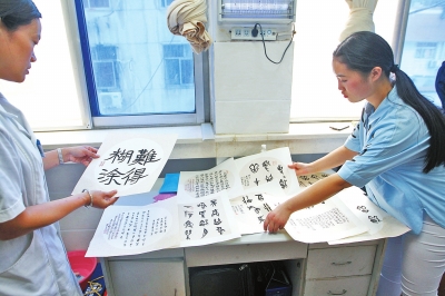 ĸ�H����ȫ��ؓ(f��)�� 24�qŮ��������?f��)?d��n):�u�־�ĸ