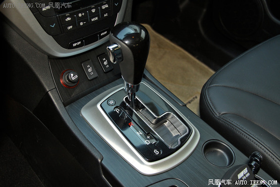 13�f�����Ì���SUV���] ��С�X�A���惺