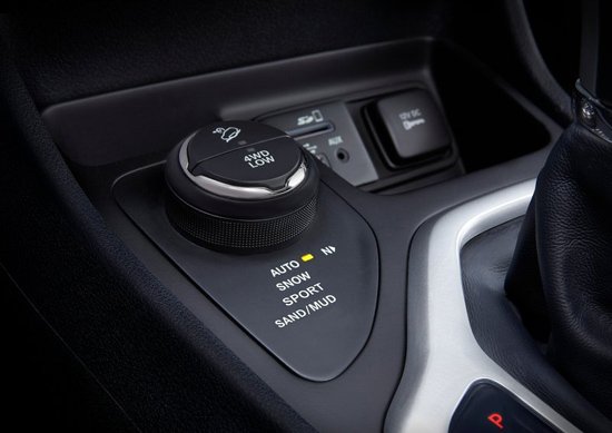 δ�팢��������SUV܇��ǰհ �����ɔ���