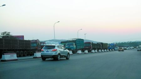 �������ڽ�����(du��)܇��·���M(j��n)�н�ͨ���ƣ����ٸ�������վ�����L(zh��ng)��