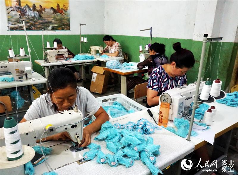 ����W(w��ng)ʮ��8��26��� 2018��8��25������ס����ʡʮ�����y�(y��ng)�^(q��)�����l(xi��ng)�������10�����DŮ������߼ӹ��S(ch��ng)�����a(ch��n)���(l��i)��ͯ�����ÿλ����ƽ��������2000��Ԫ�����a(ch��n)��30����(g��)Ʒ�N�ă�ͯ��ߴ󲿷����ڳ��ڄ�(chu��ng)�R��ԓ�S(ch��ng)���ɻ��l(xi��ng)����(chu��ng)�k������׌�v�����؋DŮһ߅�ڼ��T(m��n)�ھ͘I(y��)һ߅������˺ͺ��������y�(y��ng)�^(q��)���@�ӵ�С��I(y��)��200��ҡ����ܼ�ɽ �����ȣ�