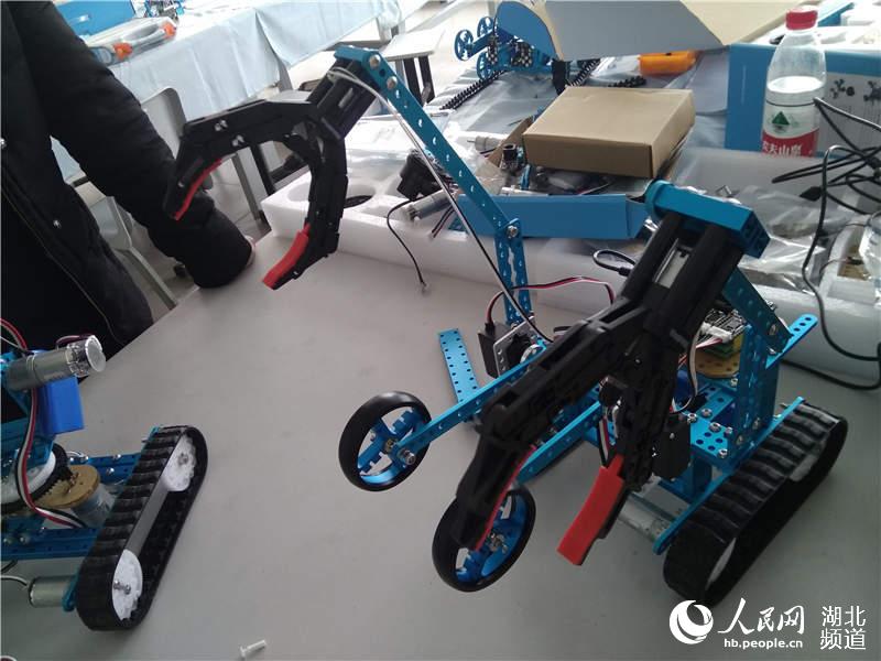 ��h������һ�W����������Ħ�C���ˡ� �ɴ������