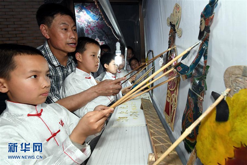 4��19�գ�Ƽ�l(xi��ng)����|�^(q��)�|���(zh��n)���^���r(n��ng)������|ƤӰ����ߴ����˶����l(f��)��������c���^С�W(xu��)�W(xu��)��һ����ƤӰ���������������ʡ�����|(zh��)�Ļ��z�a(ch��n)��Ƽ�l(xi��ng)����|ƤӰ���ڂ����Є�(chu��ng)�£���(d��ng)?sh��)�ƤӰ�򄡈Fÿ���ߴ崮�����l(xi��ng)�ݳ���200������׌ƤӰ�����M�W(xu��)У����С�W(xu��)�����ռ��@�T���y(t��ng)ˇ�g(sh��)�����ܰ���ϲ�ۡ����A��ӛ�� ����ƽ �z