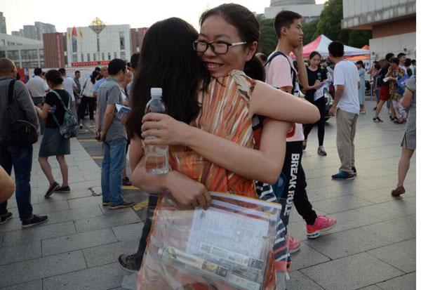 �����߿���Ҫ��Ŀ�Ŀ�ԇ8������17�rȫ���Y(ji��)���������߳��������cĸ�H����������r��/�z��