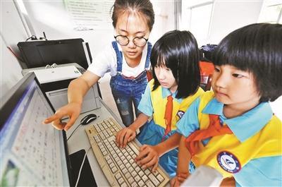 ɽ��ɽ�^(q��)��(n��i)һС�W(xu��)�H�ɂ��W(xu��)��90��Ů�̎���(ji��n)���v�_