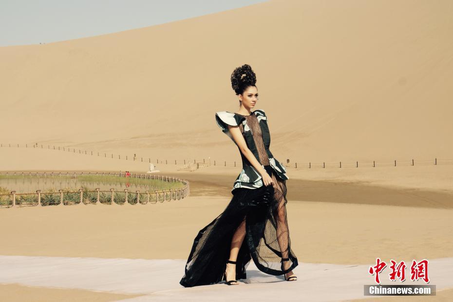 17��(gu��)ģ���ڶػ��Qɳɽ�㡰�z·�r(sh��)���L(f��ng)�顱