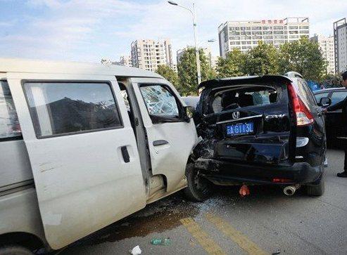 ����һ·�ڰl(f��)����܇�Bײ�¹� ����˾�C���ƾ��{