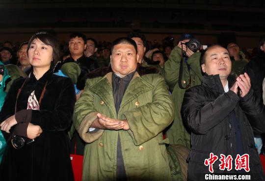 ë����У��^�����Ї����˂�ë�ɖ|�����������ܔz