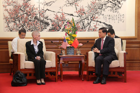 2015��8��4�գ������ڶ��θ����L(zh��ng)��(j��)���ִ����ڱ����e�����������Ї�(gu��)�⽻���̇�(gu��)ƽ�����L(zh��ng)������(gu��)��(gu��)��(w��)Ժ������(w��)�f(xi��)�{(di��o)�T�P�_(d��)�Z��ʹ��ͬ���֣��ɇ�(gu��)���P(gu��n)���T(m��n)���텢�������I(y��)�츱���L(zh��ng)��(hu��)Ҋ(ji��n)����������F(tu��n)�����v�A��ʹ����˹���ӕ�(hu��)Ҋ(ji��n)�ʹ�����