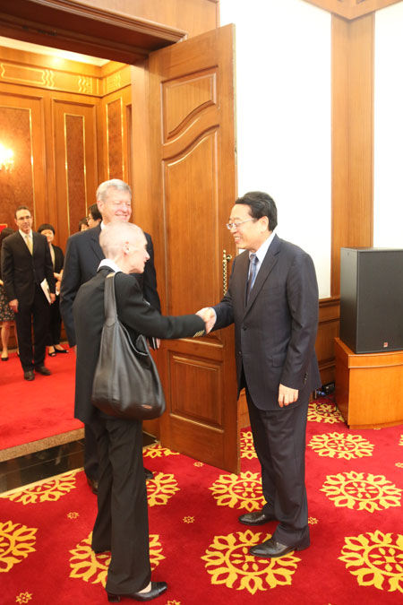 �������������p���͇�(gu��)�H�͵؅^(q��)�����΄�(sh��)�����Է��������e������뽻�Q������һ���J(r��n)������(d��ng)ǰ��(gu��)�H���(hu��)���R�Ŀֲ����x���{�c����(zh��n)�����(f��)�s��(y��n)���������ɇ�(gu��)�ӏ�(qi��ng)�p����߅���ֺ������σɇ�(gu��)�Ĺ�ͬ������Ҳ�����ھS�o(h��)��(gu��)�H�͵؅^(q��)��ȫ�c��(w��n)�����p���ʹ���W(w��ng)�j(lu��)�ֲ����x���������O�����x�ȹ�ͬ�P(gu��n)�ĵĆ�(w��n)�}̹�\(ch��ng)�������_(d��)����Ҫ���R(sh��)���з���(qi��ng)�{(di��o)���|���\(y��n)���ȡ��|ͻ���ֲ��M����(du��)�����ɇ�(gu��)����(gu��)�H���(hu��)�ć�(y��n)��Σ����Ҫ����������֧�ֺ�����з�������|ͻ���ֲ���(sh��)����Ŭ�����p��ͬ���M(j��n)һ���ӏ�(qi��ng)�ڷ������(b��o)��(zh��)�����I(l��ng)�����������໥��˴��P(gu��n)�С�