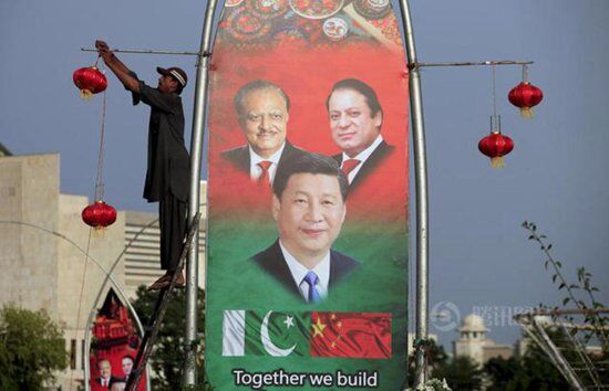 2015��4��19�գ��ͻ�˹̹�׶���˹�m�������ˑҒ��t���\��ӡ�а���˹̹���y(t��ng)��ِ�򡢿����x������Ї�������ϯ��(x��)��ƽ�Į��񣬚gӭ��(x��)��ƽ�L���ͻ�˹̹��