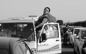 �����b��������·�ϣ��ж��ى��������ɵ��w��