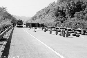 ������һ�v؛܇(ch��)�ڏV�����ݾ���(n��i)����·��̥��(c��)����܇(ch��)�ϵ�160��(g��)ú��ޝL�����·���¹ʬF(xi��n)��(ch��ng)ռ��(j��)�˸��ٹ�·����·�Σ����ԓ·���ό����V��������·�ν�ͨ�Д���������¶��ԓ܇(ch��)�](m��i)���κκϷ�Σ�U(xi��n)؛���\(y��n)ݔ�C����܇(ch��)�v�](m��i)��܇(ch��)�ơ�܇(ch��)�Ϲ�3����2�����x�ˬF(xi��n)��(ch��ng)��Ŀǰ���wԭ��߀���M(j��n)һ���{(di��o)��֮�С�