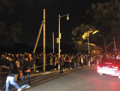 北京7萬人赴香山賞紅葉 路堵難行亂象多(圖)