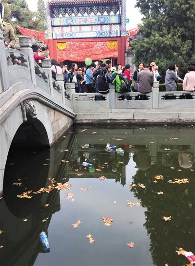 北京7萬人赴香山賞紅葉 路堵難行亂象多(圖)