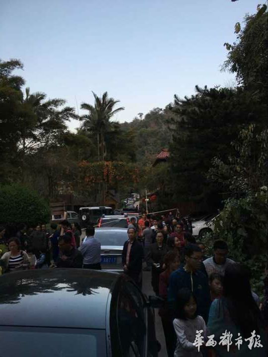 �A�����Ј�(b��o)Ӎ���͑���ӛ�� ��ѩ𨣩�����p��{Ұ�����Ϲ�·��������2��15����7�r(sh��)�S���Ĵ������h�W(w��ng)�ѡ����ݸ�硱���V�A�����Ј�(b��o)�͑���ӛ�������������Ӻ̓�Ů��4�ˣ��{܇���������p��{��Ұ������T�ڸ����r(sh��)�����^(q��)�����ˆTͻȻ��֪Ұ���������·�R�����Ͼ��侀���ο�ȫ������������܇�����F(xi��n)����