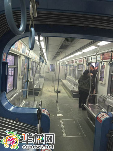 ��(j��)��(d��ng)�r(sh��)����܇����(n��i)�H�v�˴��µ�������С����Vӛ�ߣ���(d��ng)�r(sh��)܇����ţ����վ�l(f��)����ͻȻ�Ͱl(f��)����ը��܇���S���˻�վ��(n��i)ͣס���F(xi��n)���D�r(sh��)һƬ��У�߀�úܿ����˺�����Ī��Ī�š��������ˆT�ͱ���Ҳ�M�����������܇����(j��)��С��Q��܇����(n��i)�l(f��)����ը�����w�ں�ɫ����������(d��o)��܇����(n��i)һƬ�ǽ塣