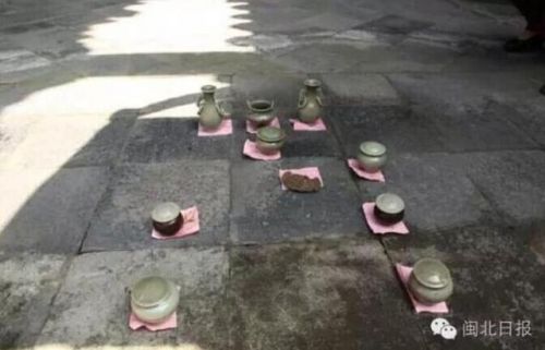 �������fլ�����Ͻ��·� һ�z��ȥ�l(f��)�F(xi��n)һ����Ĺ