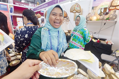 �|�˸�����ɫչƷ������(hu��)չ���� ��Ȧ�ۡ��ό�����