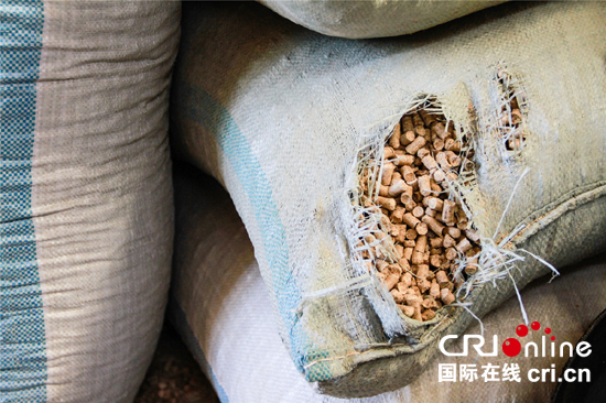 �DƬĬ�J���}