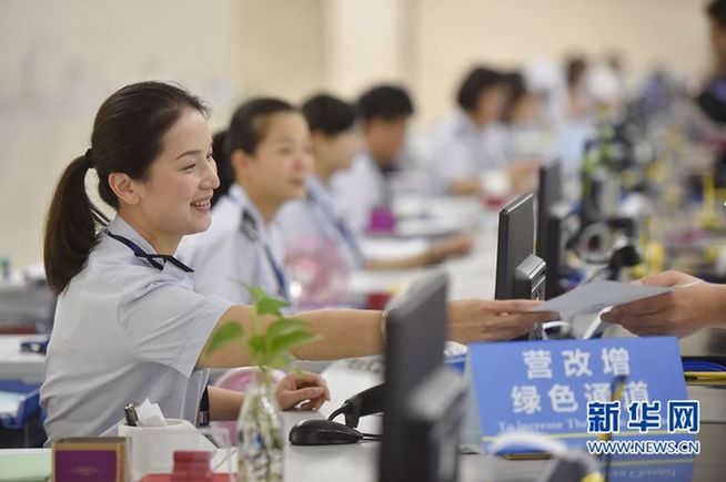 2017�꼴���^ȥ���@һ�꣬�۰��^(q��)���������a��ĸ��ˮ��C919���w���I����һ����Ӌ�p����7000�|����һ��һ·��������_�����؎ŏį����Pͣ�����خa�Ј�ӭ������{�ء����@Щ�܉��d��ʷ�ԵĴ�����ͬ�r������ӡ�����҂���ʾ��2017�����еĽ����l(f��)չ܉�E��