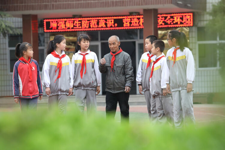 ����(x��)��ƽ����ӛ�����I(l��ng)�¼tɫ���Eƪ  �����£��ߺ��r�����s��·��