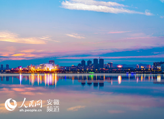 ���·�������(sh��)�`������ƪ�����ǣ����Gɫ���桱����l(f��)չ��(d��ng)��